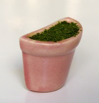 petit vase "demi-rond", rose, avec mousse et herbe