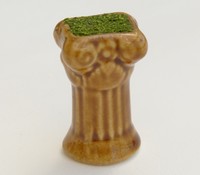 petit vase "colonne", marron, avec mousse et herbe