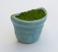 petit vase "demi-rond", bleu, avec mousse et herbe